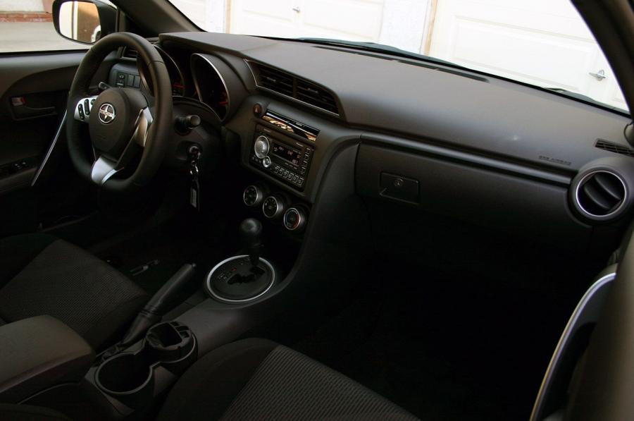 Интерьер Scion tC 2011 года  (фото 31 из 68)